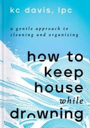Capa de How to Keep House While Drowning de KC Davis